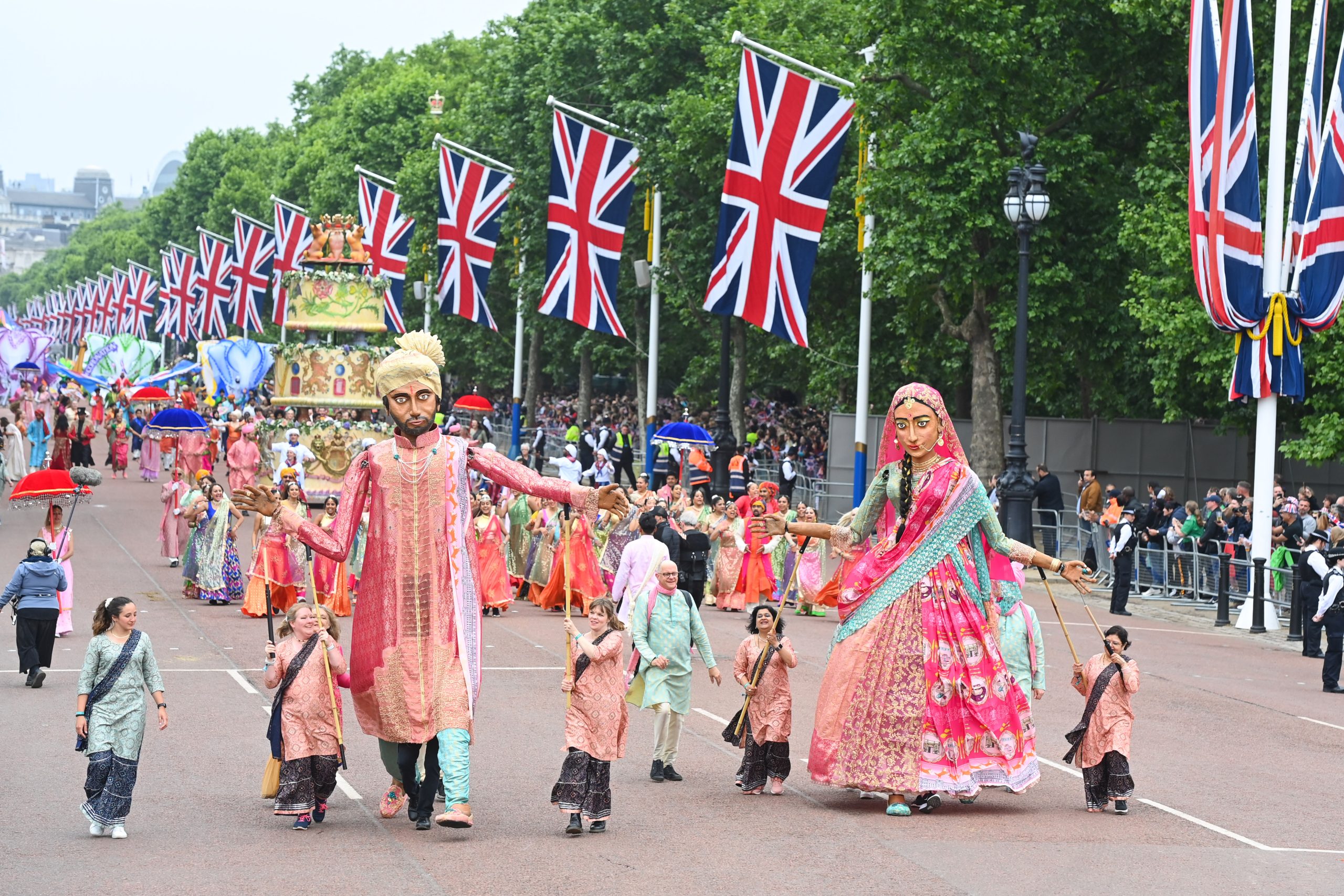 Nutkhut's giant puppets come to Southampton Mela Art Asia