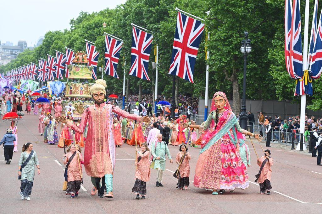 nutkhut's giant puppets southampton mela